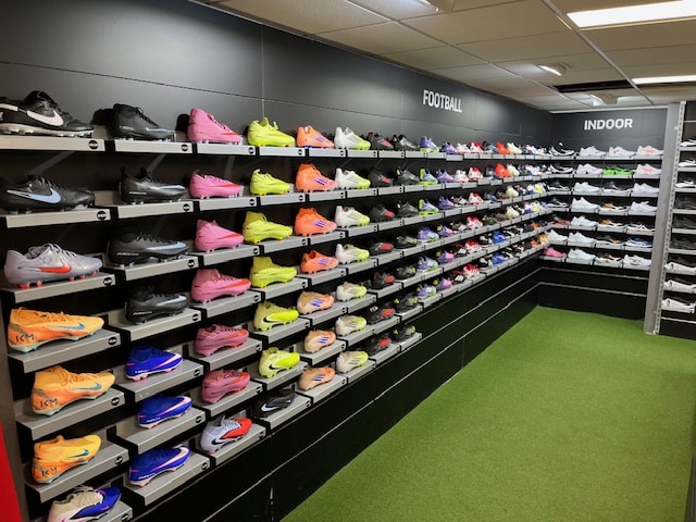 Schoenenwand Sport met Snelders